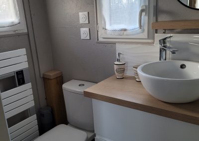 une-vue-de-la-salle-de-bain-du-gite-la-paillote