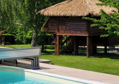 Une-vue-de-la-paillote-et-de-la-piscine