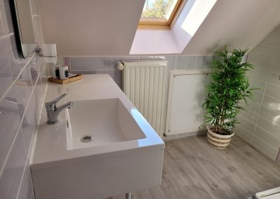 La-salle-de-bain-à-l'étage