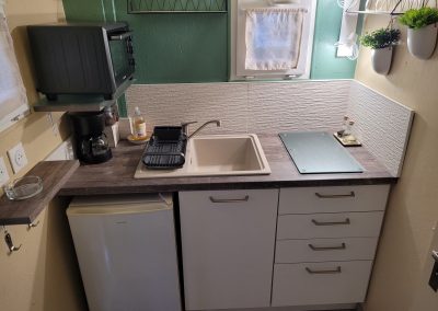 Une-vue-du-coin-cuisine-de-la-paillote