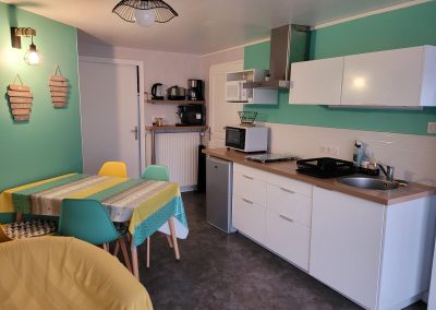 une-vue-de-la-cuisine-du-gite-evasion-idyllique-au-rdc